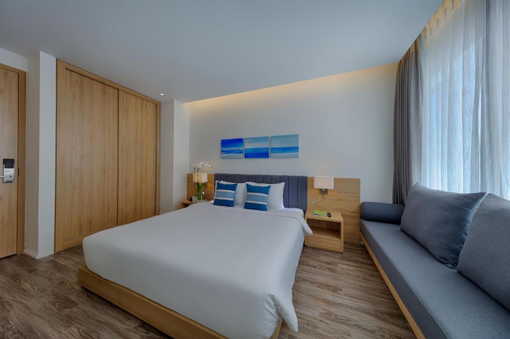 Deluxe Double Room With Partial Sea View
