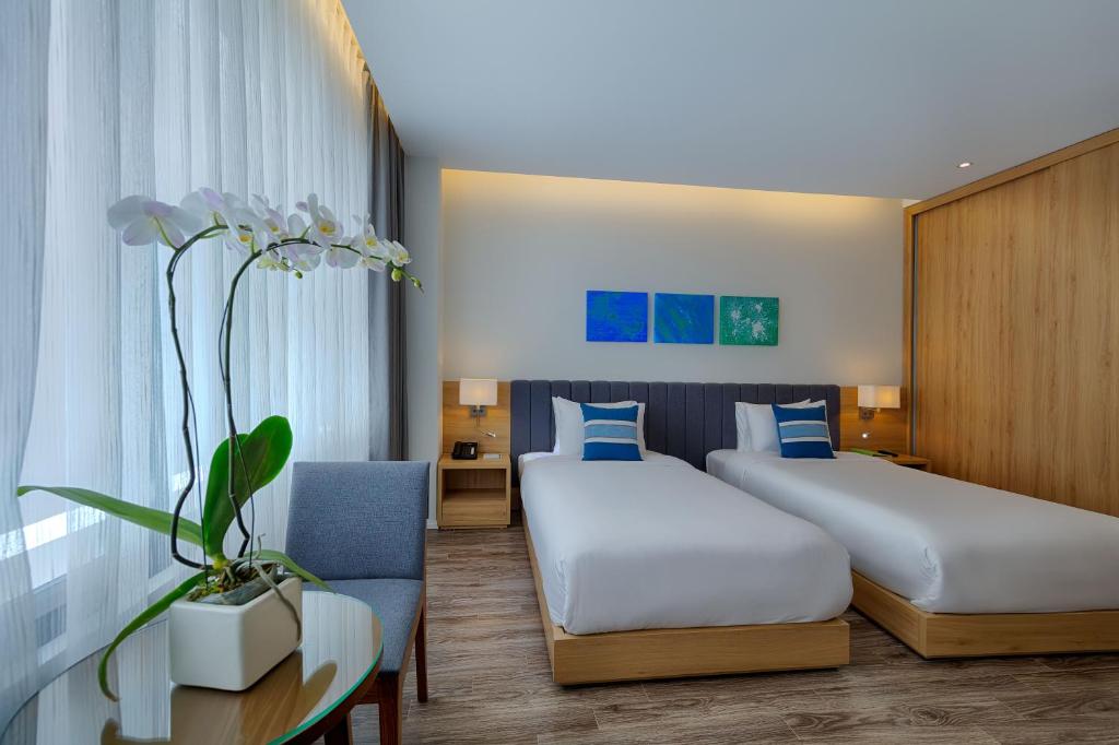 Deluxe Twin Room With Partial Sea View