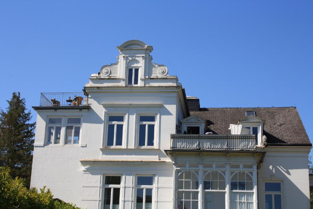 un edificio blanco con balcón en la parte superior en Ferienwohnung Wrangelstrasse 21a, en Flensburg