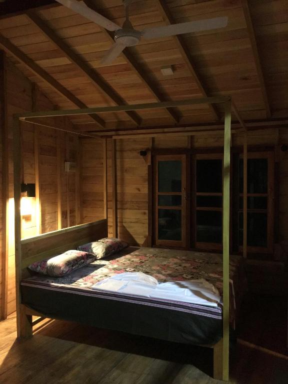 Postel nebo postele na pokoji v ubytování Seasons Four Eco Friendly Treehouse