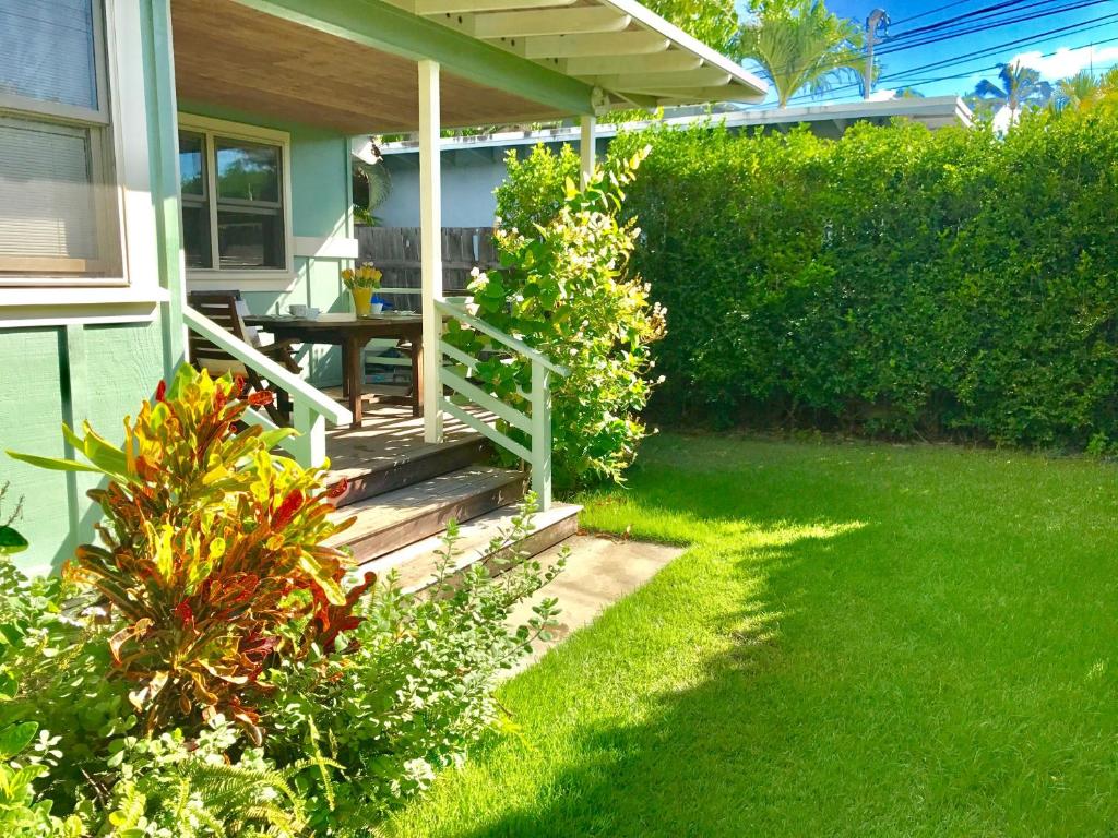 カイルアにあるBeautiful Guest House Kailua Beachの木製階段付ポーチのある家