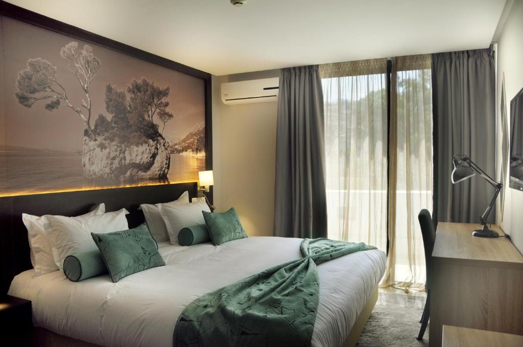胡塞馬的住宿－Appart'hotel Souani (Al Hoceima Bay)，一间卧室设有一张大床和一个大窗户