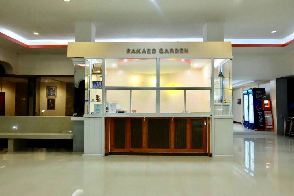 Sakaeogarden Hotel في سا كايو: مركز تسوق مع نافذة كبيرة في مول