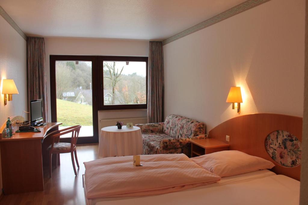 Postel nebo postele na pokoji v ubytování Landgasthof Hotel Zur Linde im Taunus