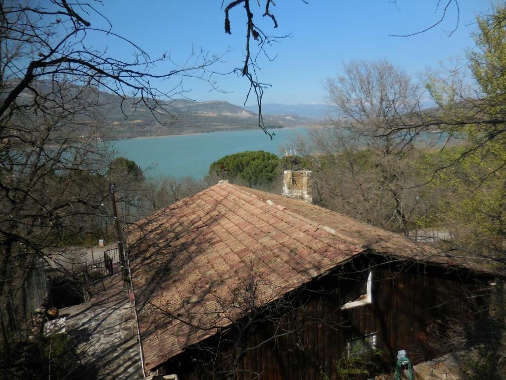 LlimianaにあるCasa Tao Terradetsの湖を背景にした瓦屋根の古民家