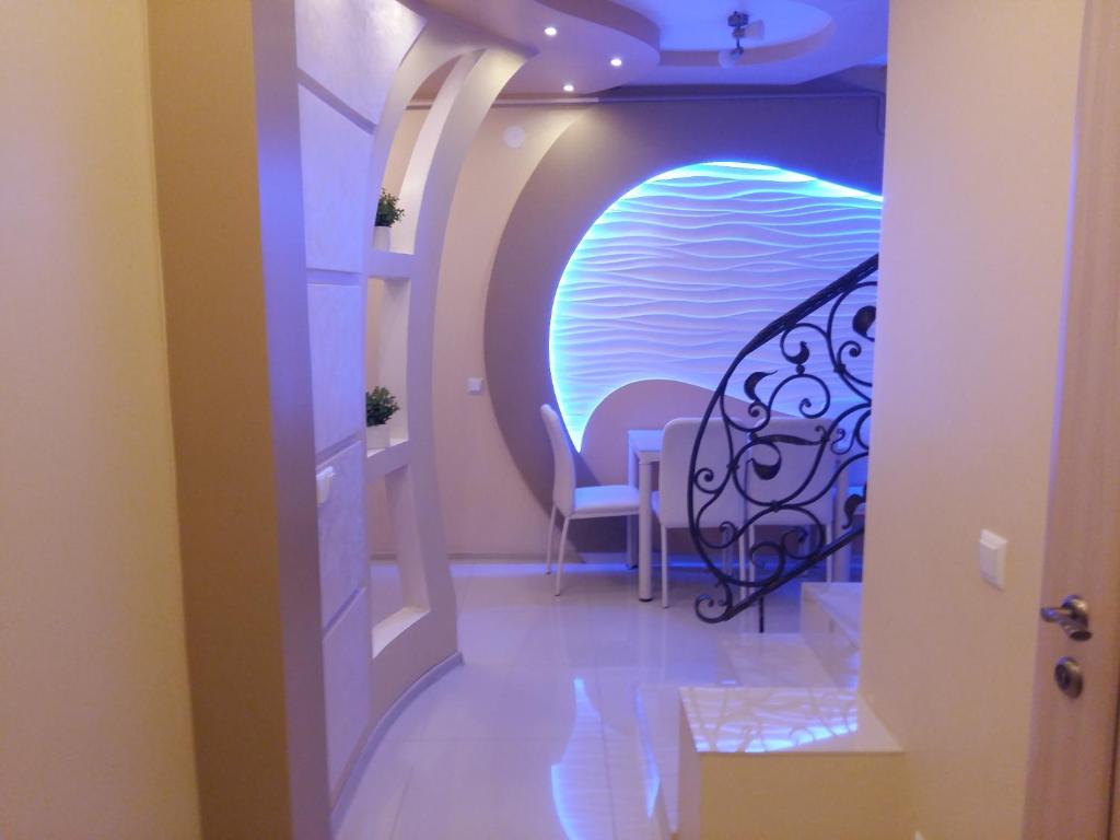 un pasillo con una puerta que conduce a un comedor en Uzh Apartments, en Uzhhorod