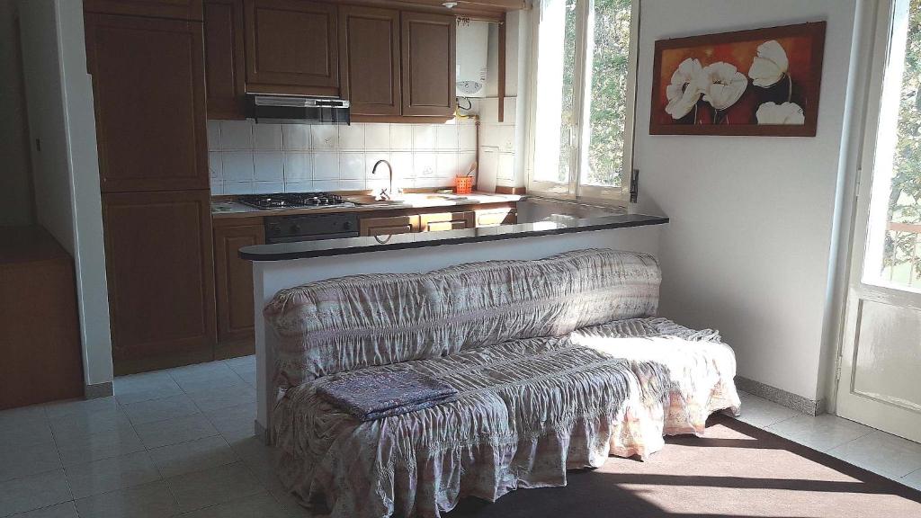 un soggiorno con divano in cucina di Casa Perego a Monza
