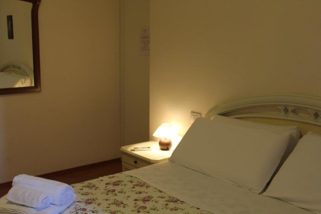 Łóżko lub łóżka w pokoju w obiekcie AFFITTACAMERE La Tartaruga