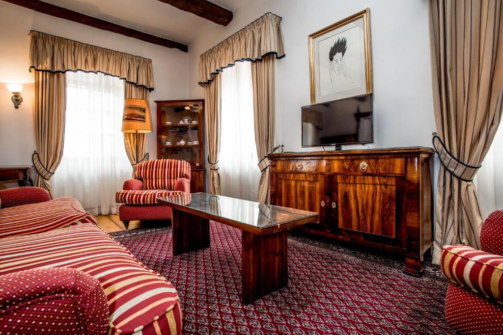 Televízia a/alebo spoločenská miestnosť v ubytovaní Hotel Dvur Hoffmeister