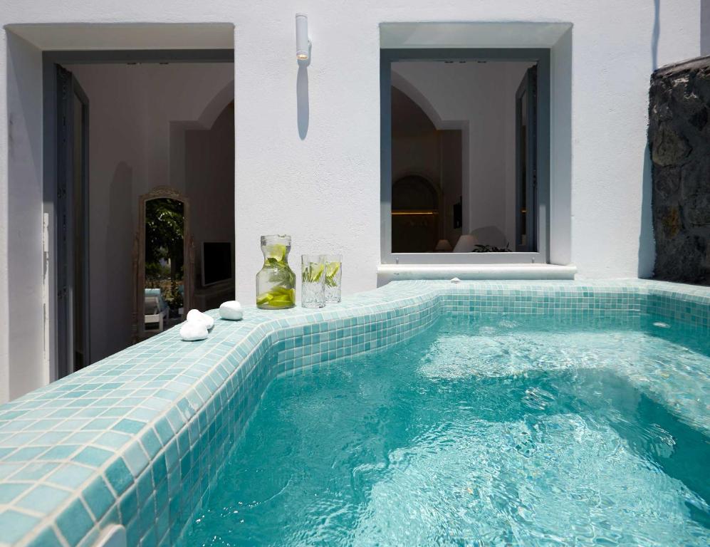 Het zwembad bij of vlak bij Amara Suites Santorini