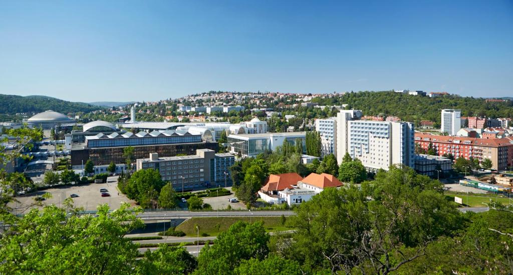 una vista aérea de una ciudad con edificios altos en OREA Congress Hotel Brno, en Brno
