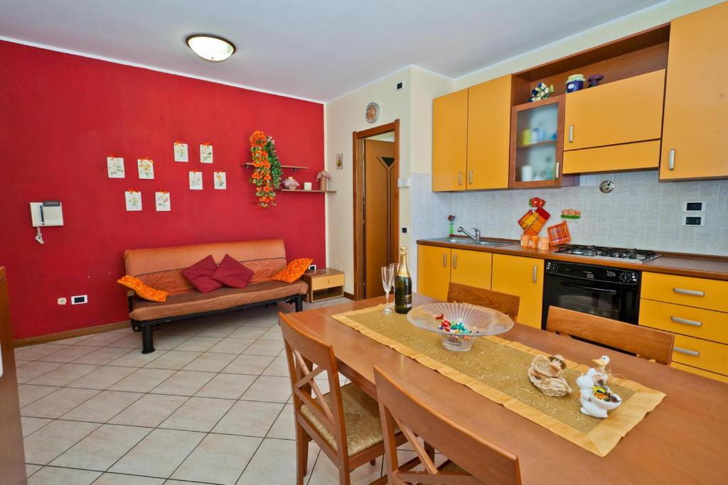 a kitchen and living room with a table and a couch at Case Vacanze Rocca in Bastia Umbra