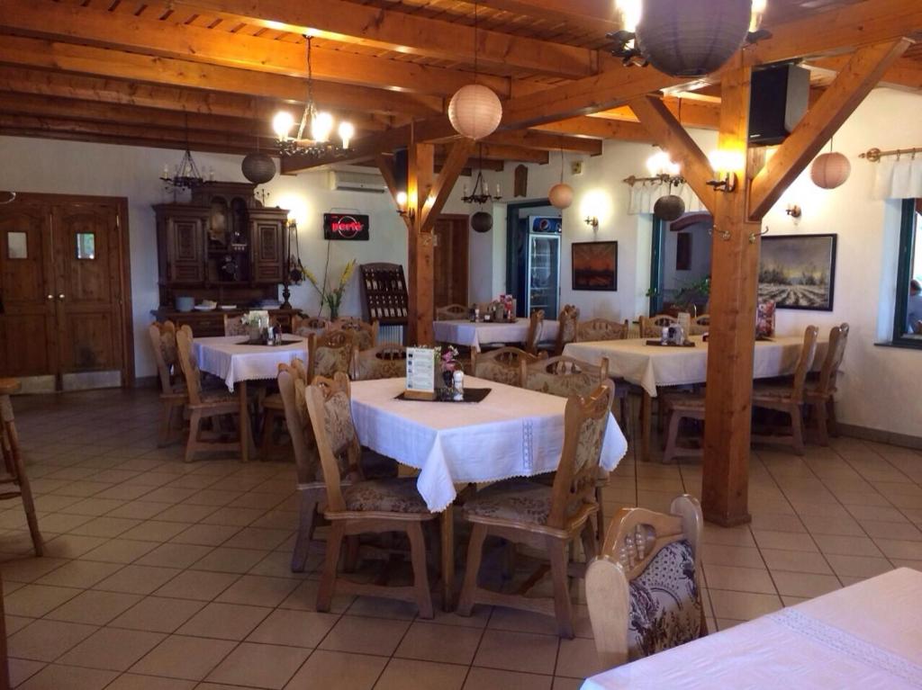 Restauracja lub miejsce do jedzenia w obiekcie Kantár Fogadó és Étterem