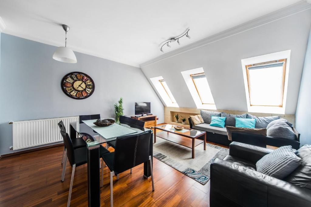 sala de estar con sofá y mesa en Designer Home Synagogue, en Budapest