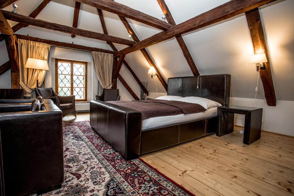 Posteľ alebo postele v izbe v ubytovaní Hotel Dvur Hoffmeister