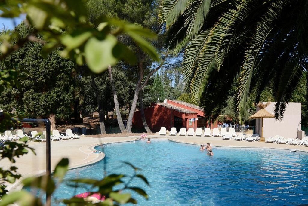 un gruppo di persone che nuotano in piscina di Résidence Odalys Le Village Camarguais Les Gardians a Arles