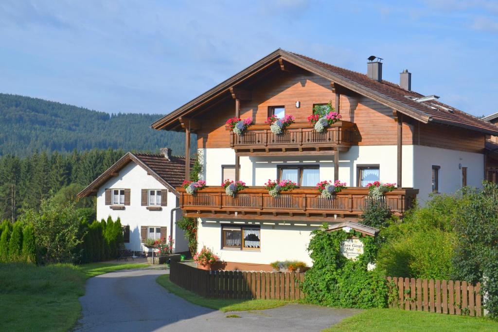 een huis met bloembakken op het balkon bij Hans Girgl Hof in Langdorf