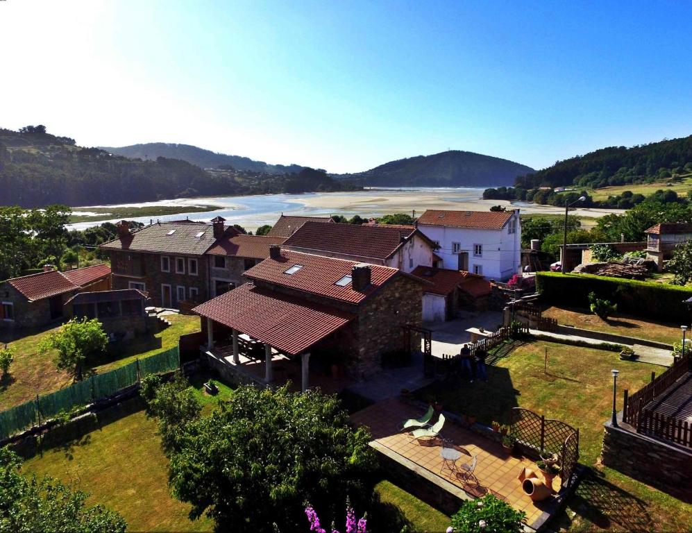 una vista aérea de una casa con un río en Casa Campelo, en Cedeira