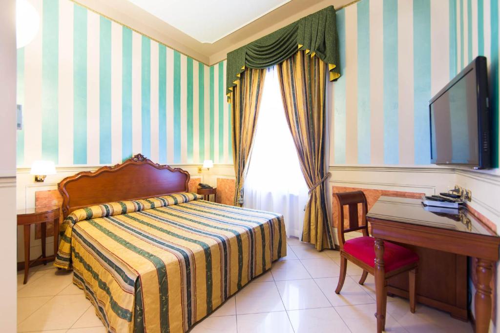 Postel nebo postele na pokoji v ubytování Hotel Londra