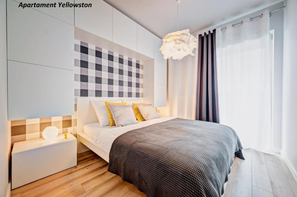 Posteľ alebo postele v izbe v ubytovaní Apartamenty Homely Place Koziołki - Stary Rynek - Parking