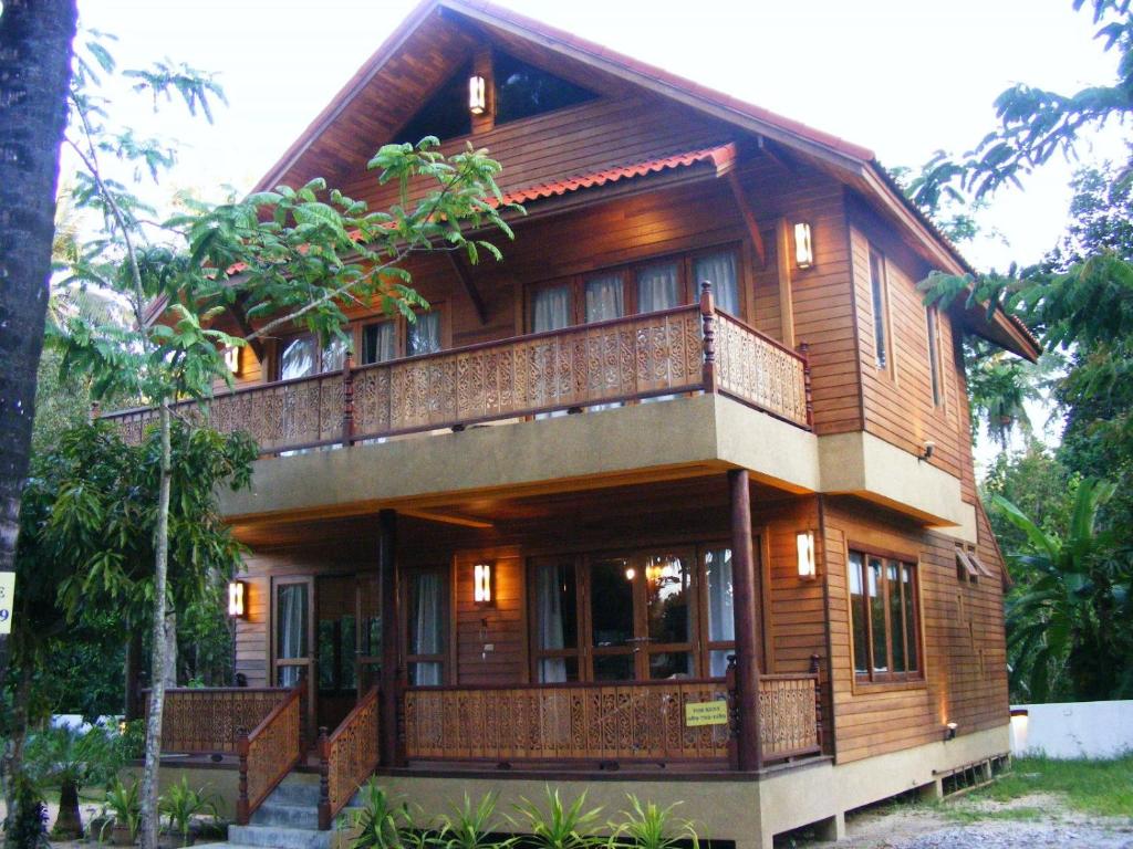 Cette maison en bois dispose d'un balcon. dans l'établissement Baan Nana Villa, à Mae Nam Beach