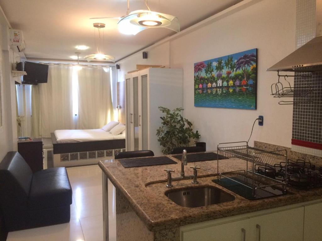 cocina con fregadero y sala de estar con sofá en Perto da praia de Copacabana, 150 metros da praia, entre postos 5 e 6, en Río de Janeiro