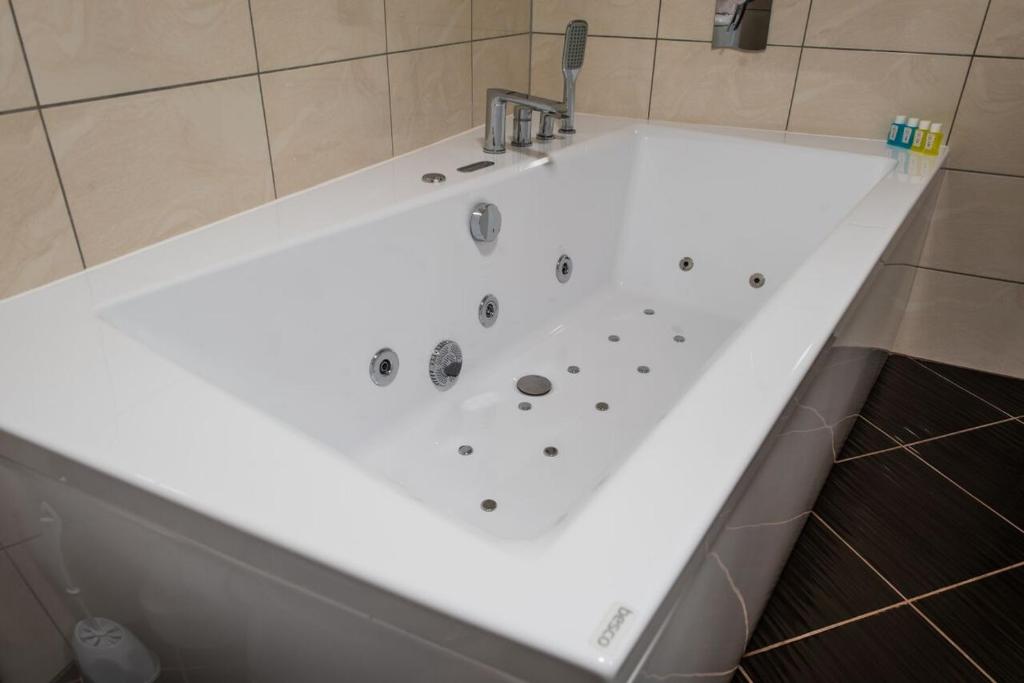Zajazd Góra Św. Anny - Chambre Double De Luxe Avec Baignoire
