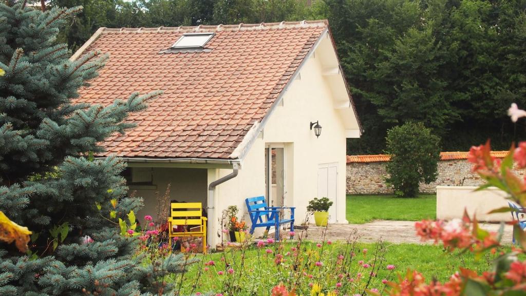サン・マルセルにあるLa Maison d'Alexiaの赤屋根の小さな白い家