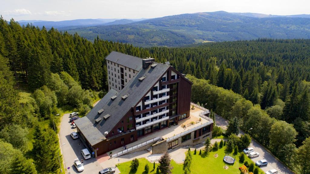 Nespecifikovaný výhled na hory nebo výhled na hory při pohledu z hotelu