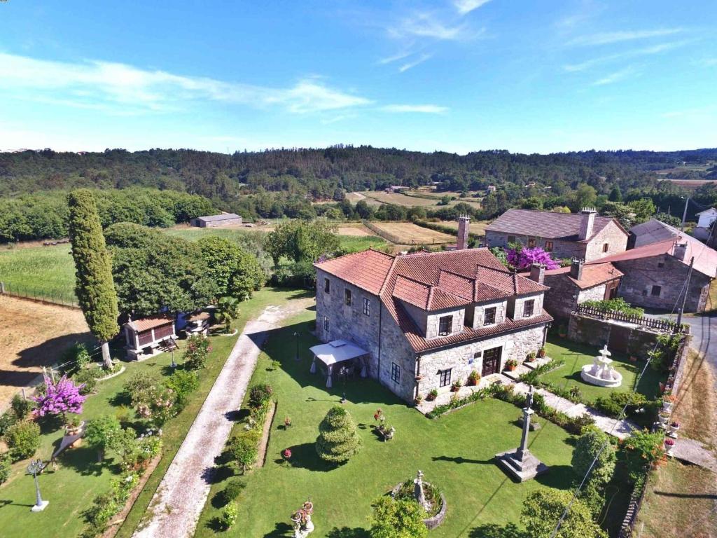 an aerial view of a large house with a yard at Casa de Cacheiro - Silleda in Silleda