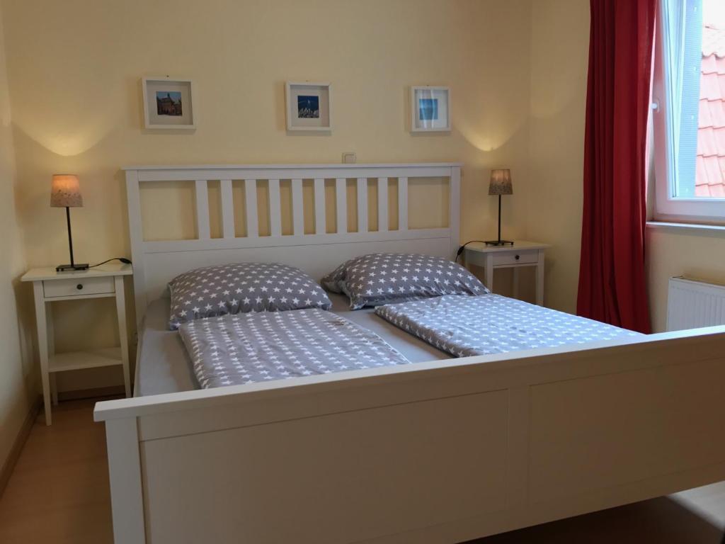 フェーマルンにあるFamilie Kreilのベッドルーム1室(枕2つ付)