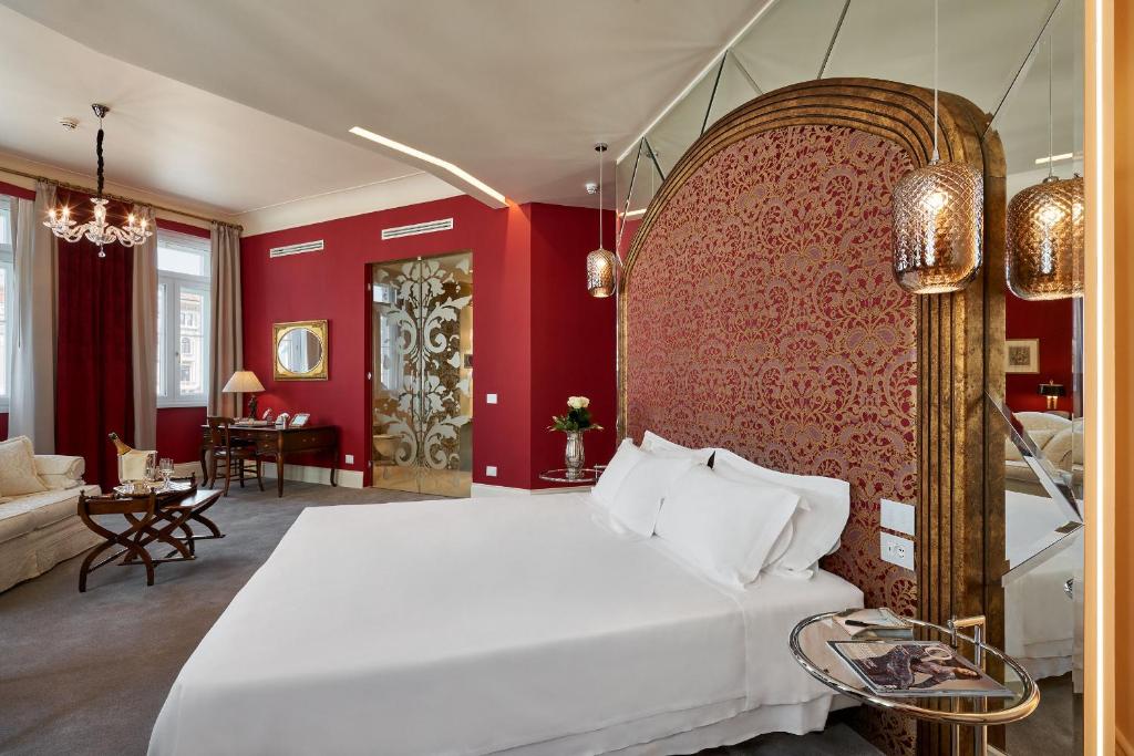 Postel nebo postele na pokoji v ubytování Grand Hotel Duchi d'Aosta