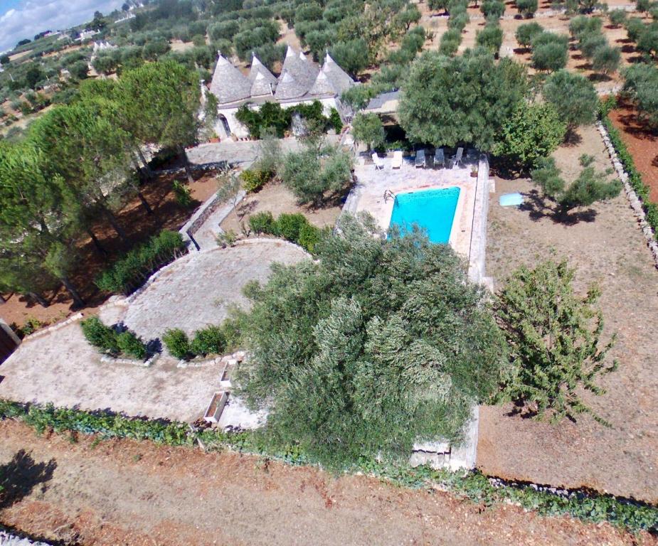 una vista aérea de una casa con piscina en Trullo Dimora della Valle, en Locorotondo