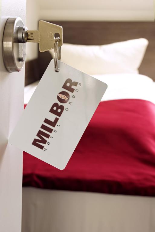 Postel nebo postele na pokoji v ubytování Milbor Hotel