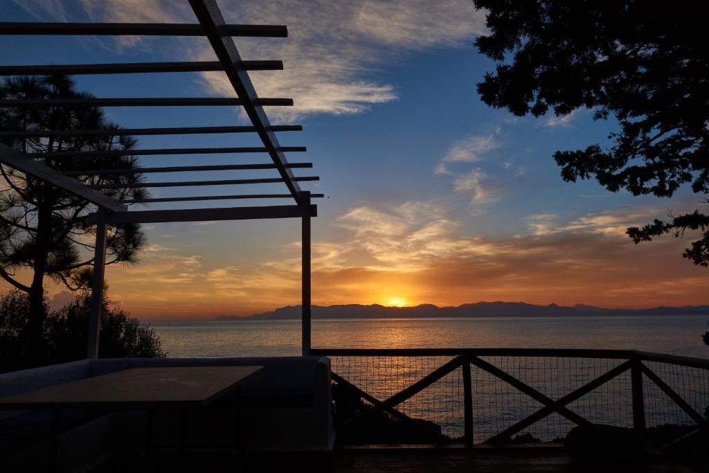 サン・ヴィート・ロ・カーポにあるVilla Tonnaraの家から夕日の海の景色
