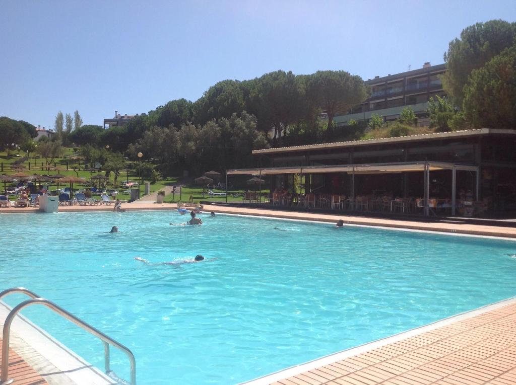 a group of people swimming in a swimming pool at Férias Lagos in Lagos