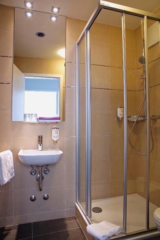 Koupelna v ubytování Milbor Hotel