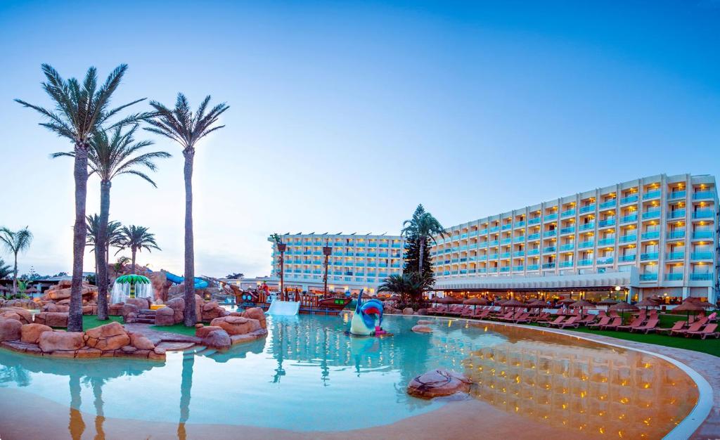 un complejo con piscina y un hotel en Evenia Zoraida Resort, en Roquetas de Mar