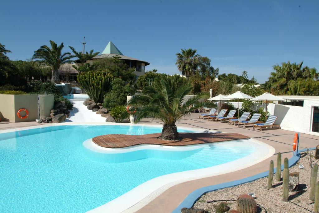 Bazén v ubytování Hotel LIVVO Risco del Gato Suites nebo v jeho okolí