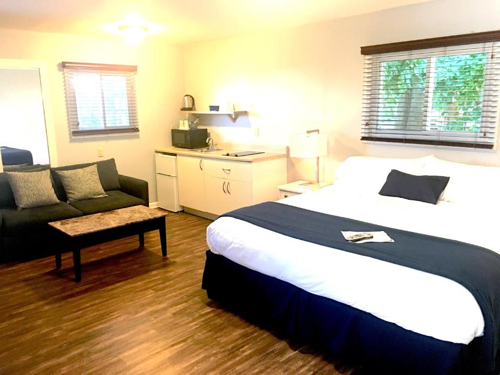 Postel nebo postele na pokoji v ubytování Shorewood Inn