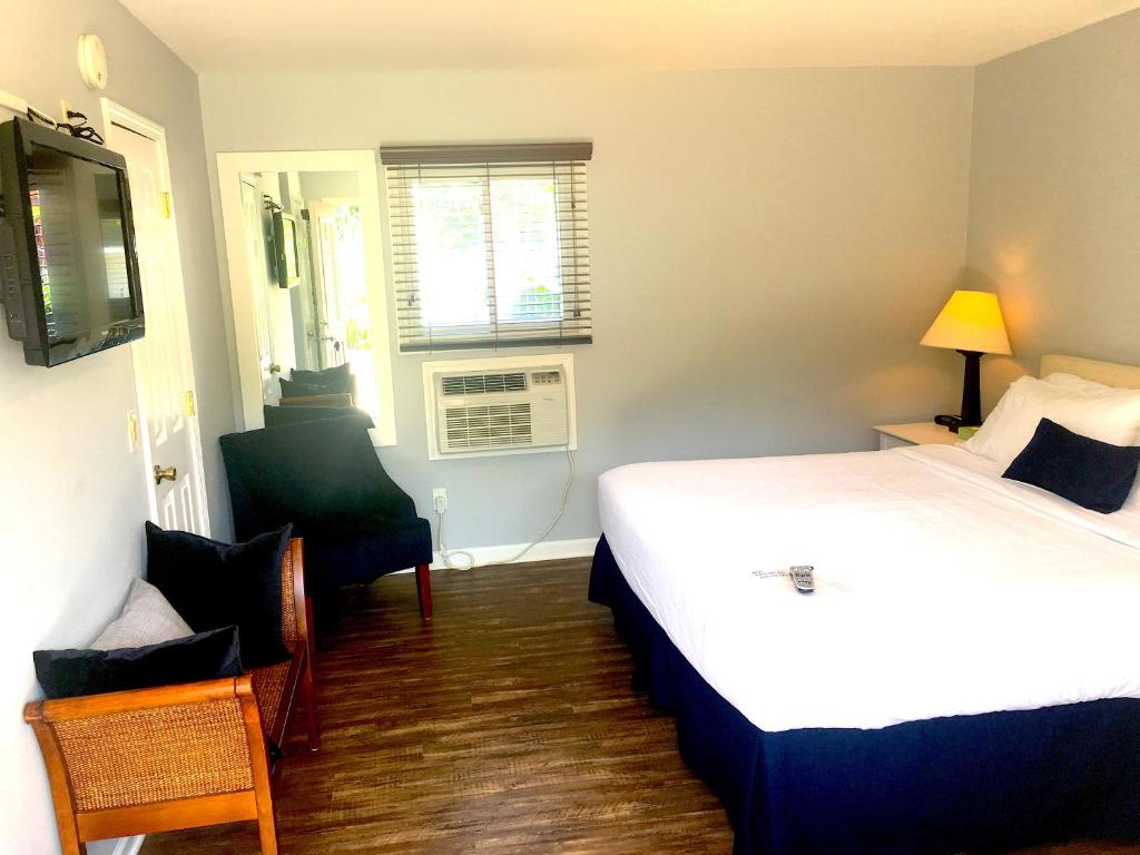 Postel nebo postele na pokoji v ubytování Shorewood Inn