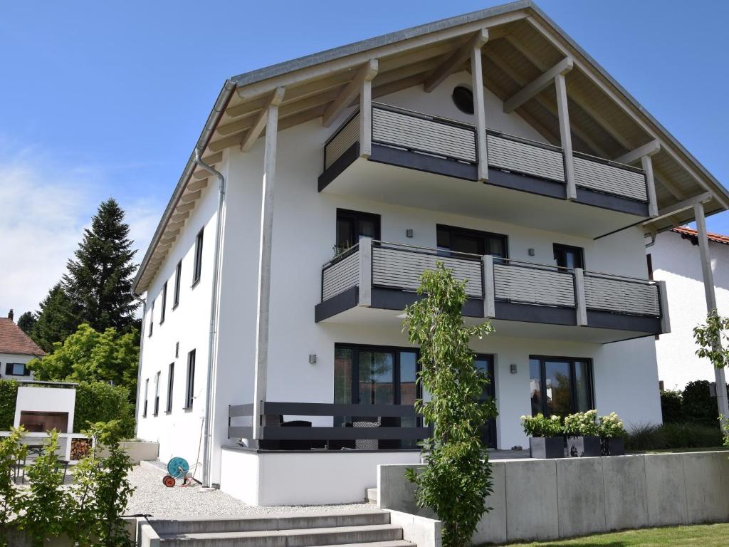 ein weißes Gebäude mit Balkonen darauf in der Unterkunft Ferienwohnung Leni in Bad Birnbach