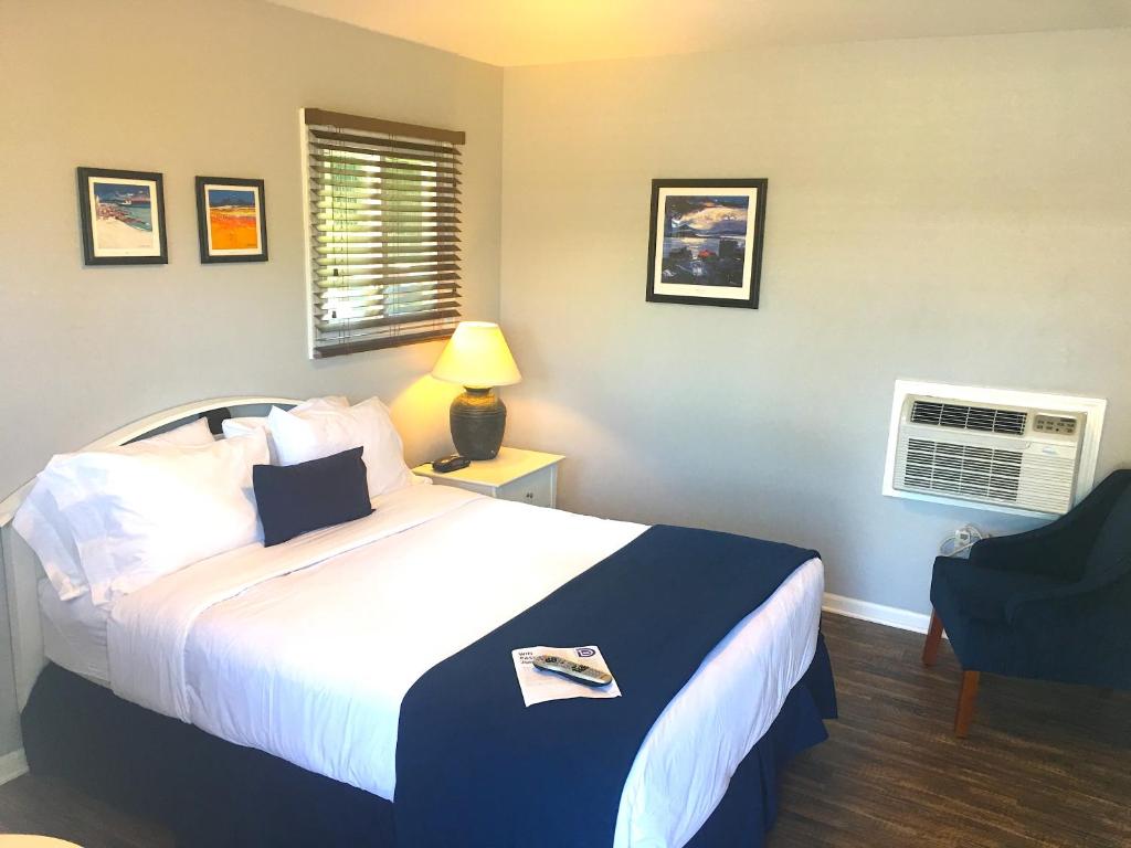 pokój hotelowy z dużym łóżkiem i oknem w obiekcie Shorewood Inn w mieście Jamesport