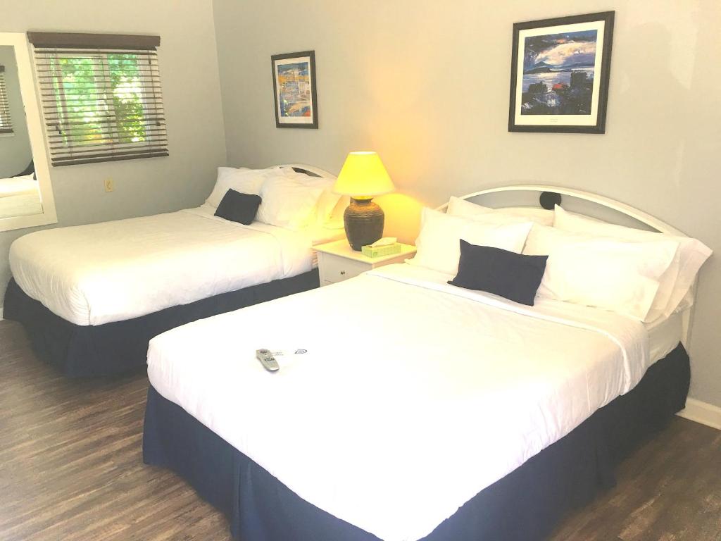 Postel nebo postele na pokoji v ubytování Shorewood Inn