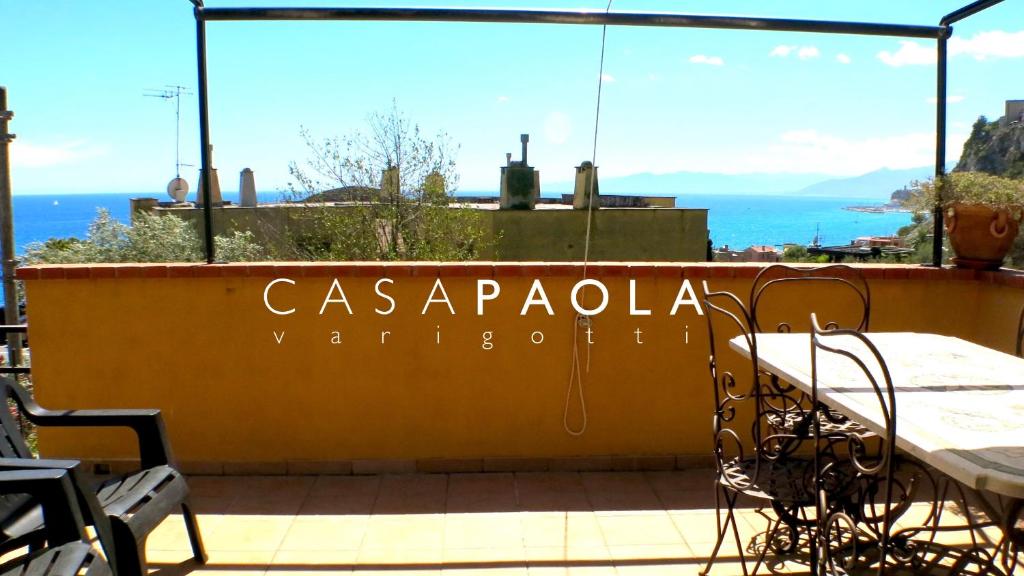 ヴァリゴッティにあるCasaPaola Varigotti - Beautiful apartment with garden and parkingのレストランのバルコニーにテーブルと椅子