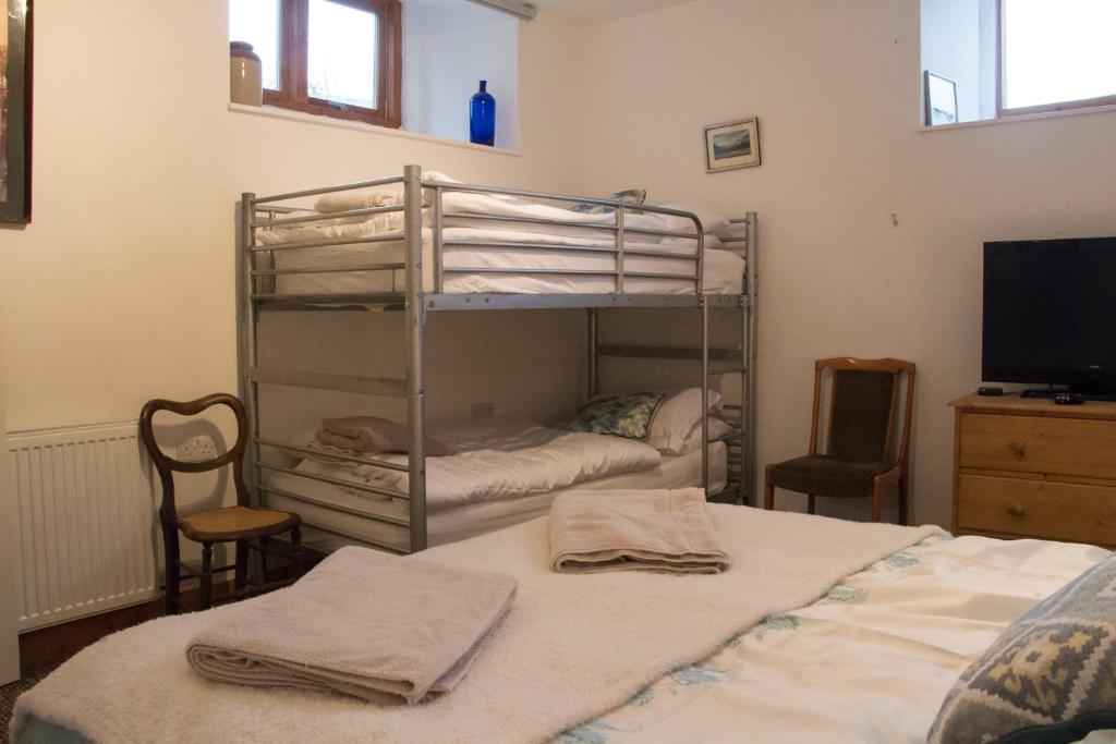 Postel nebo postele na pokoji v ubytování James John Hamilton House and backpacker hostel