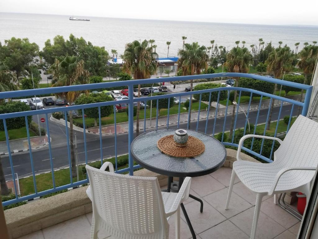 una mesa y sillas en un balcón con vistas al océano en Sea Front & City Center, Amazing Sea View en Limassol