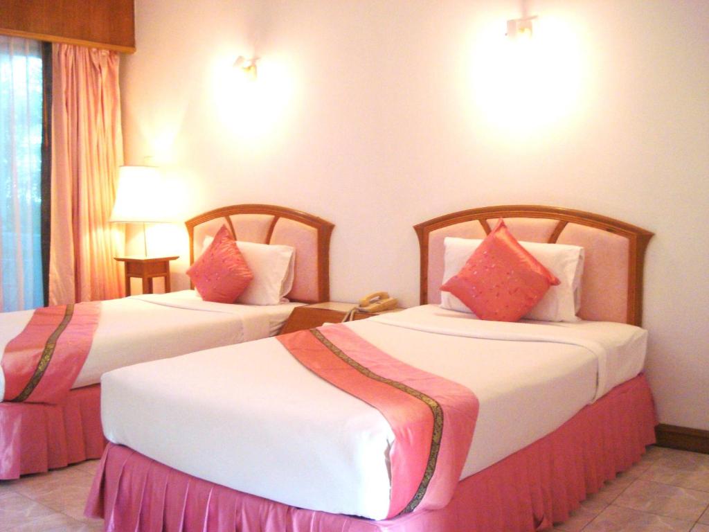 Postel nebo postele na pokoji v ubytování Phuket Golden Sand Inn - SHA Extra Plus