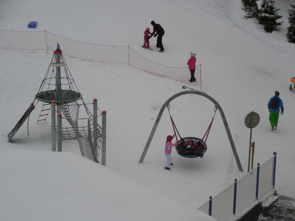 a group of people on a ski lift in the snow at FOLYERE 17 La Tania in La Tania