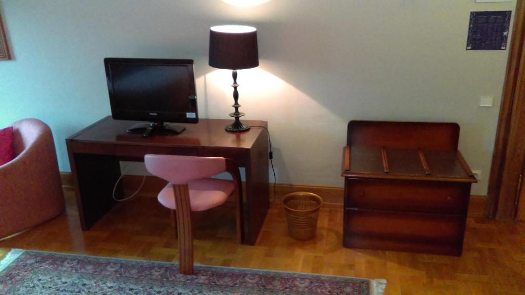 TV a/nebo společenská místnost v ubytování Hotel de l'Orangerie